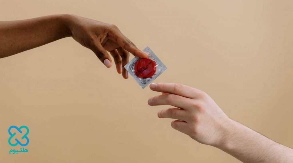 کاندوم یکی از محبوب ترین و رایج ترین روش های پیشگیری از انتقال بیماری های جنسی است که می تواند برای یک رابطه جنسی امن بکار رود.